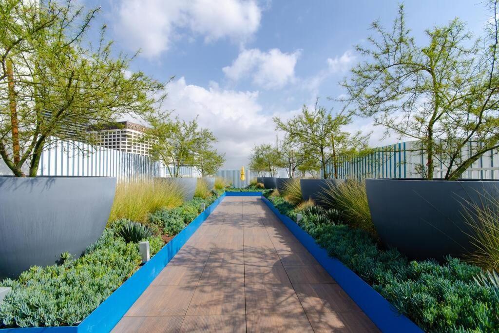 Cozy 3bed With Balcony And A Rooftop Pool Apartamento Los Angeles